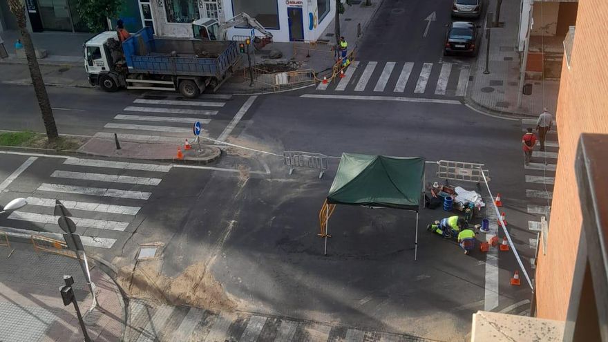 Vídeo | Reventón de una tubería en la avenida Juan Carlos I de Mérida