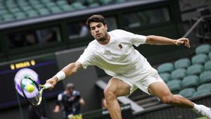 El español Carlos Alcaraz practica en la Cancha Central de Wimbledon con el serbio Novak Djokovic antes de Wimbledon en Londres, Reino Unido. EFE/EPA/TOLGA AKMEN