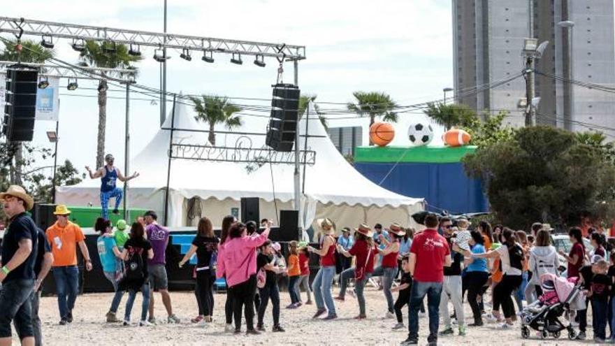 Numerosos peñistas bailan en una de las actividades de la Acampada de 2016.