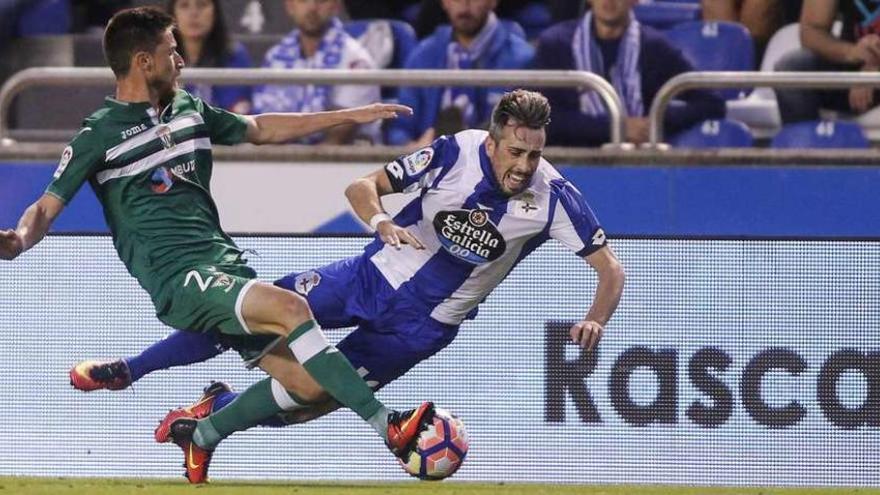 Luisinho se va al suelo tras la entrada de un defensa del Leganés en el partido del jueves.