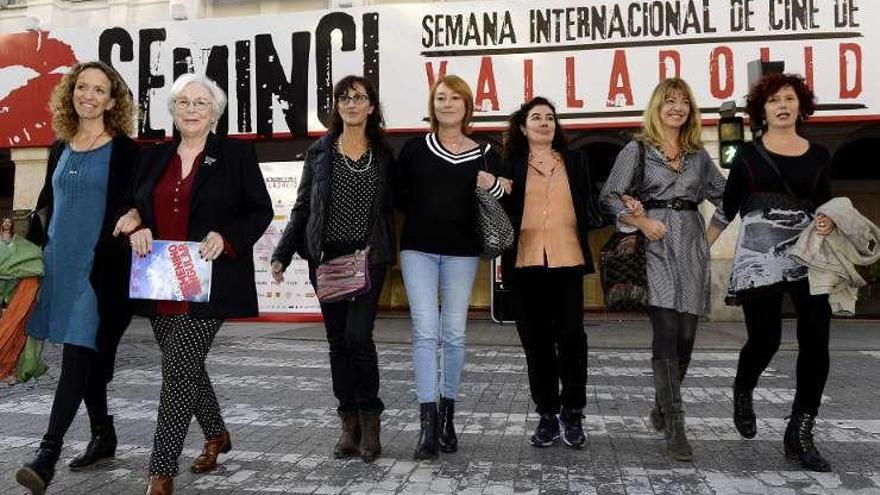 Inés París, Josefina Molina, Silvia Munt, Gracia Querejeta, Chus Gutiérrez, Daniela Fejerman e Iciar Bollaín, ayer, en Valladolid.