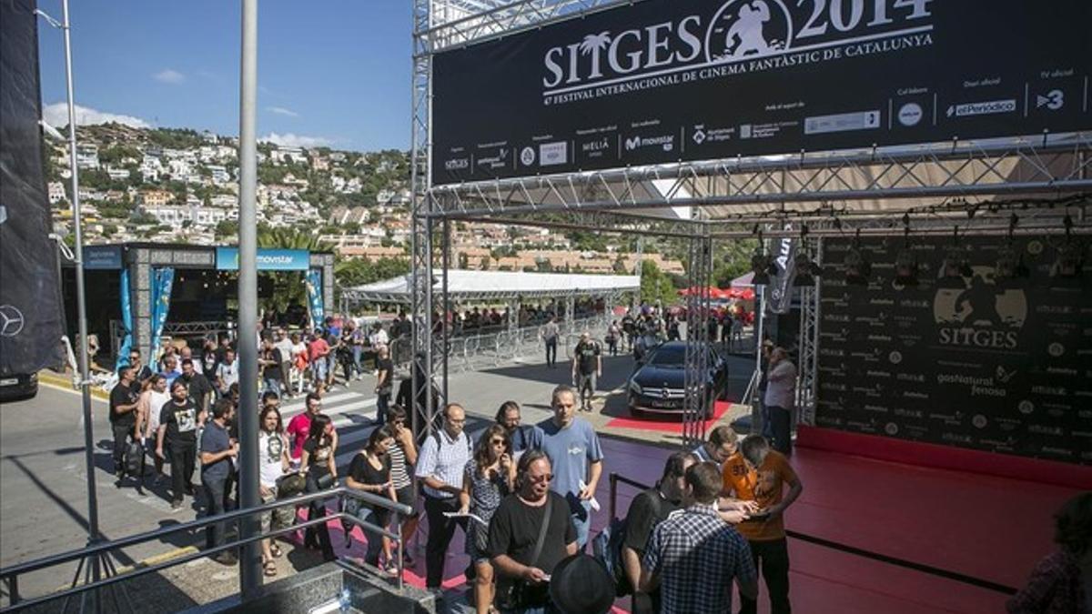 Ambiente y colas a la entrada del Festival de cine de Sitges.