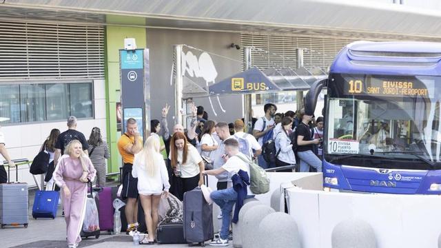 Pasajeros en el exterior de la terminal de Eivissa. | VICENT MARÍ