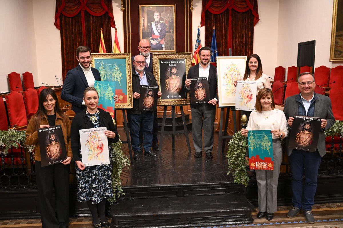 Concejales del equipo de gobierno con dos de los autores de los carteles de Semana Santa 2025 de Elche