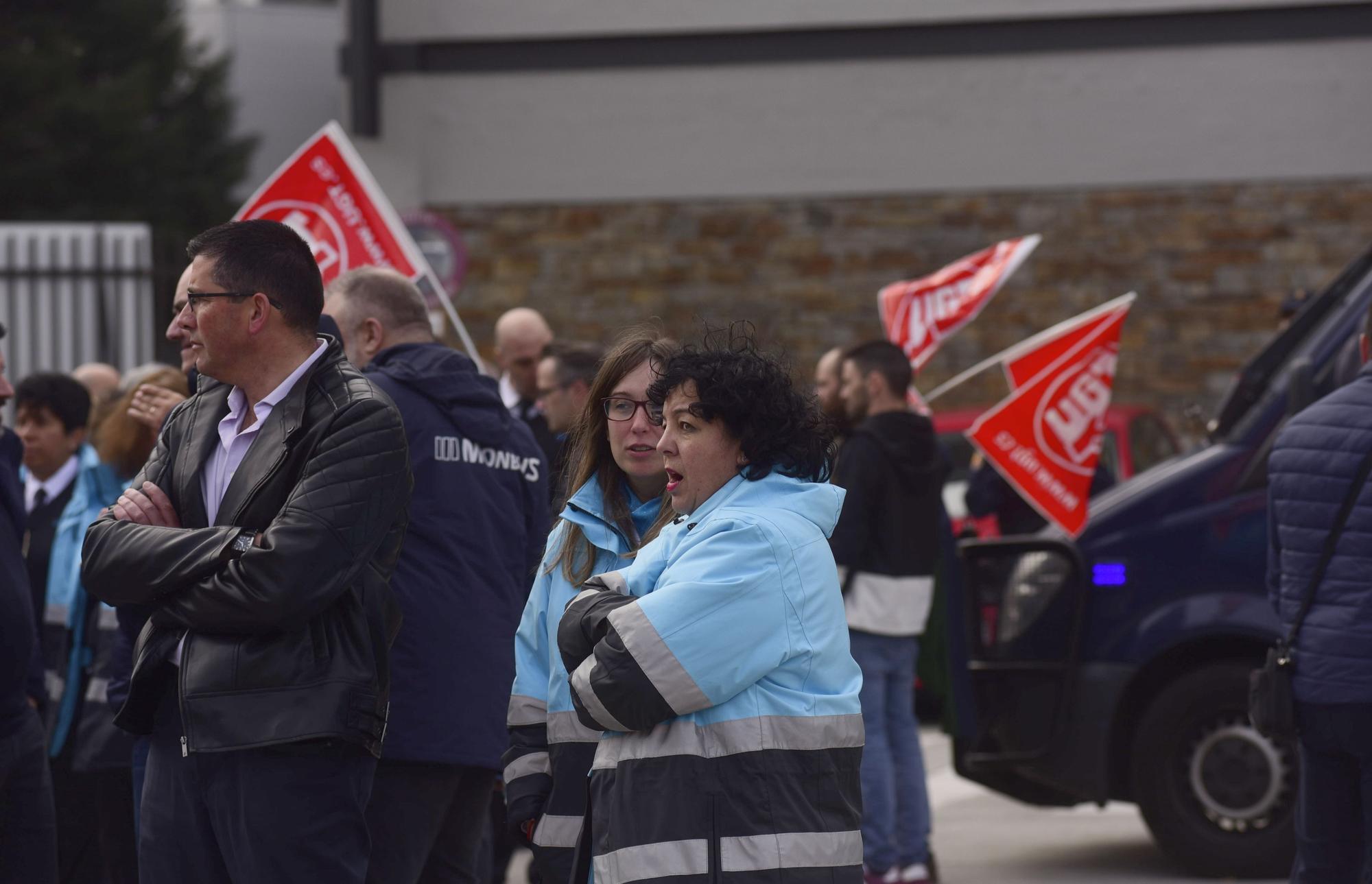 Los piquetes paralizan la estación de autobuses de A Coruña en el arranque de la huelga del sector de transporte de viajeros por carretera.