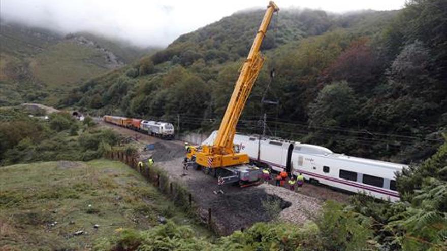 Una herida al descarrilar un tren en Asturias