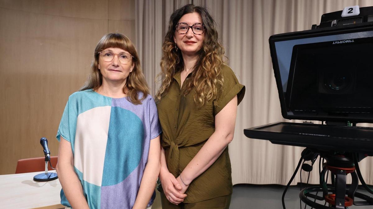 Las vicedecanas de Humanidades y Ciencias de la Comunicación, Mónica Velando y Jéssica Izquierdo.