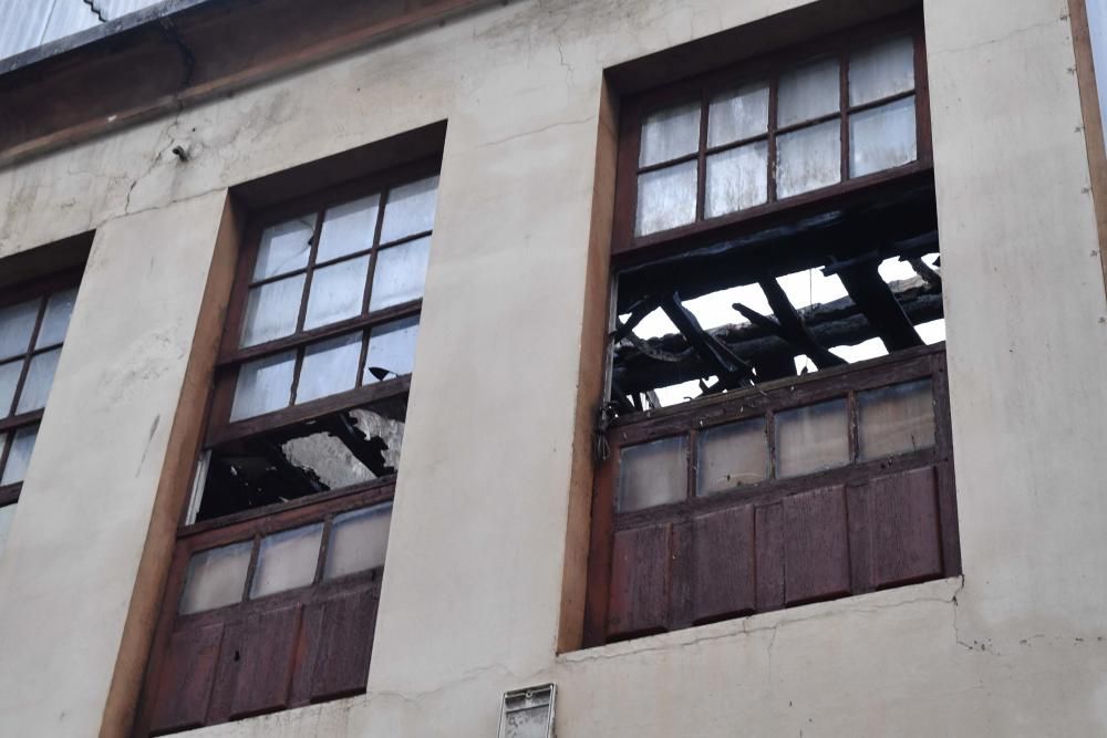 El incendio, en el número 10 de la calle San Luis, se declaró anoche y los bomberos trabajaron en la extinción de las llamas hasta la madrugada.