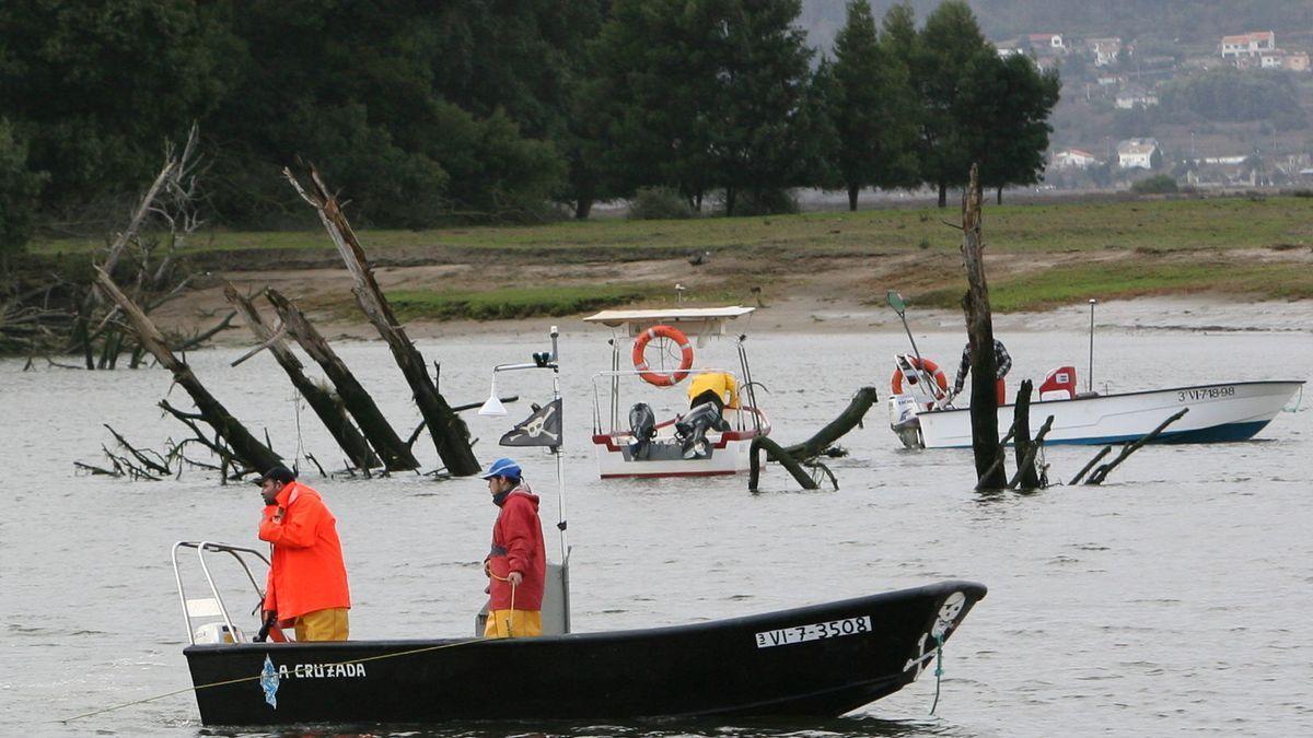 Tareas de búsqueda del pescador de angulas Jesús Álvarez desaparecido en 2008 tras volcar su barca en el Miño por el temporal.