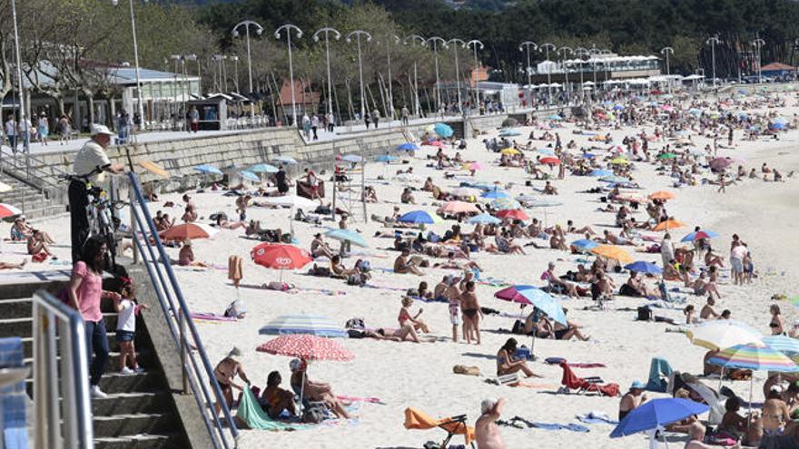 Centenares de bañistas en la playa de Samil // A. IRAGO