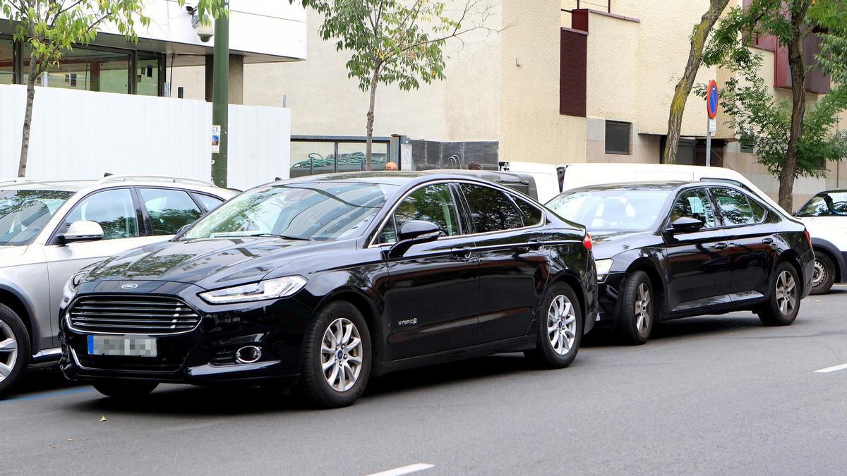 Dos coches de VTC.