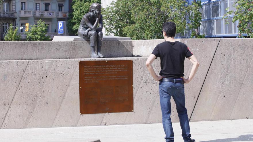 La placa a sota de la nena de la Constitució