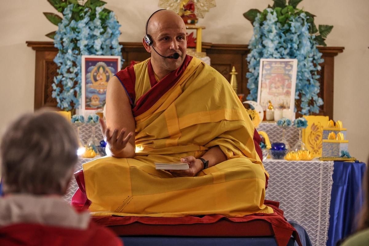 El maestro Guen Kelsang Ganden, residente en Alicante, en una de las actividades de su comunidad budista