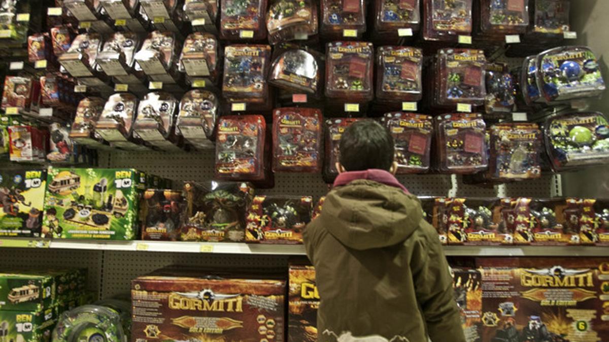 Un niño con juguetes en una tienda