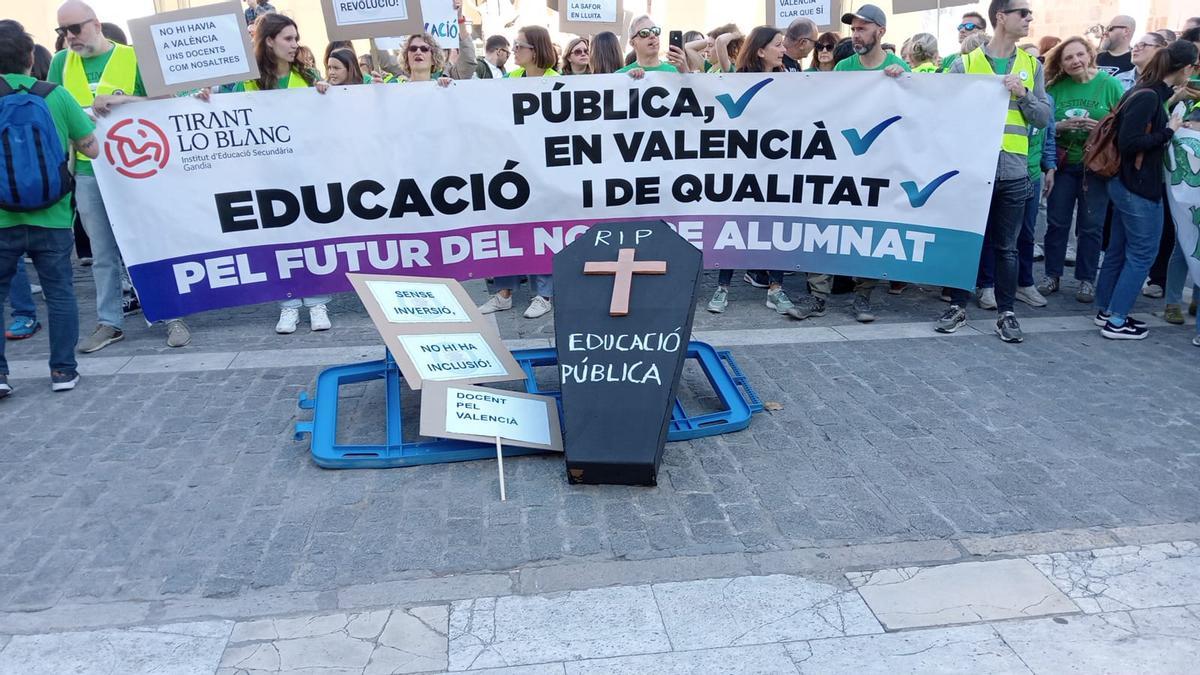 Imagen de la concentración de este lunes 11 de mayo en Gandia