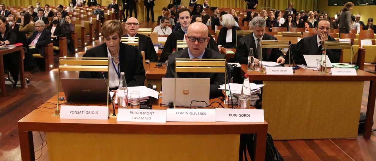 Los abogados Isabel Elbal, Gonzalo Boye, Andreu van den Eynde y Benet Salellas, en la sala grande del TJUE en Luxemburgo.