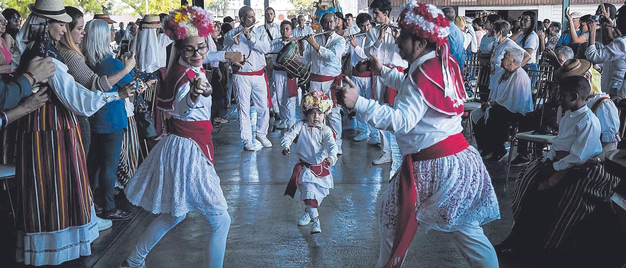 Bailes típicos canarios en el Centro Hispano en Villa de Cura, Venezuela.