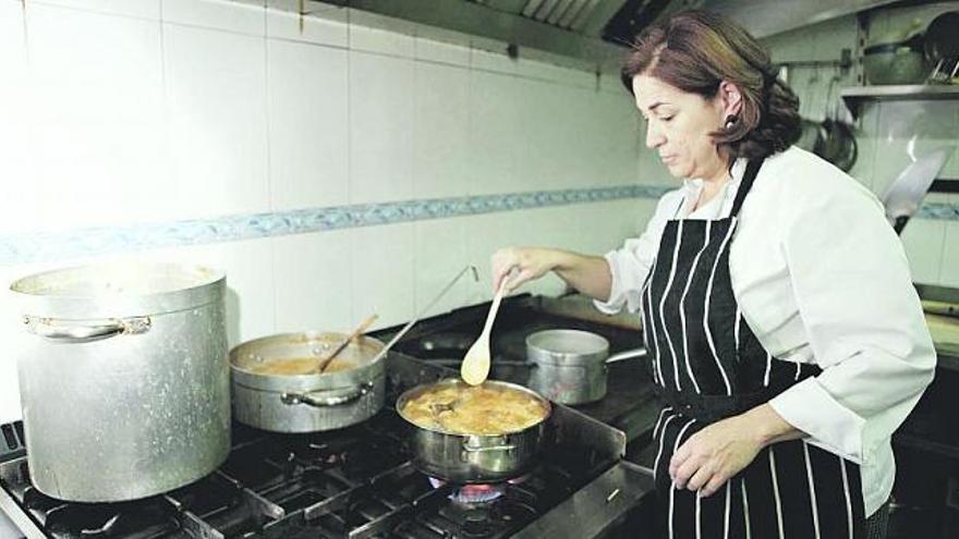 La cocinera Belén Cuervo, ayer, en su cocina, preparando caldereta candasina.