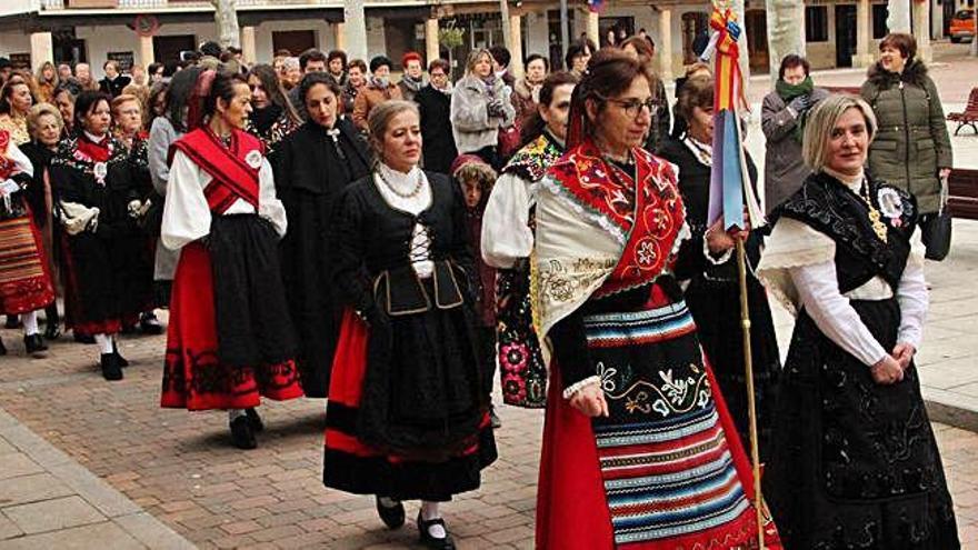 Procesión de Santa Águeda a su paso por la Plaza Mayor de Fuentesaúco, donde la cofradía honró ayer a la patrona.