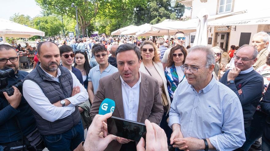 El secretario general del PSdeG, Valentín González Formoso, acompañado del regidor en funciones de Santiago y candidato a la reelección, Xosé Sánchez Bugallo, atiende a los medios antes de participar en el tradicional paseo por la Fiesta de la Ascensión