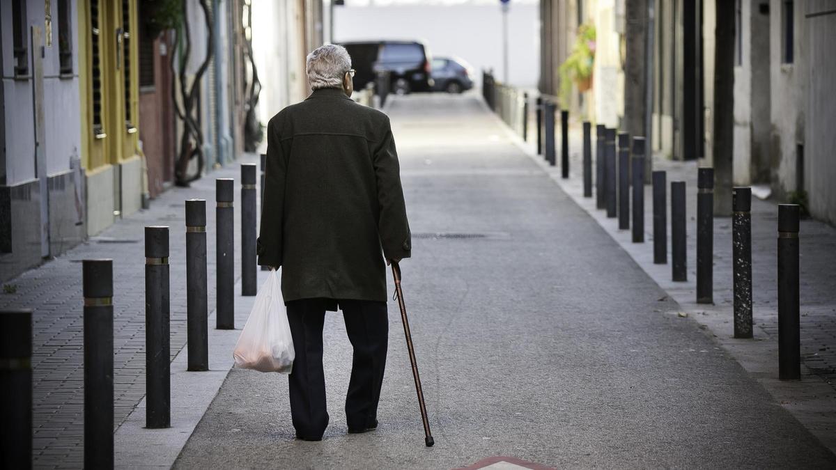 Una persona mayor en una calle de Barcelona.