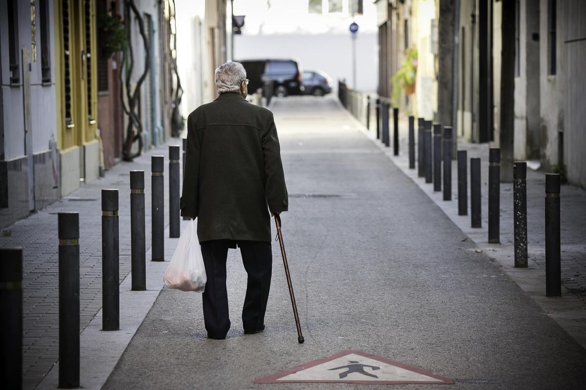 Una persona mayor en una calle de Barcelona.