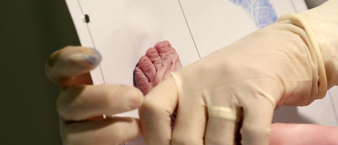 Los hospitales darán más tiempo para el duelo por un bebé y ofrecerán una caja de recuerdos