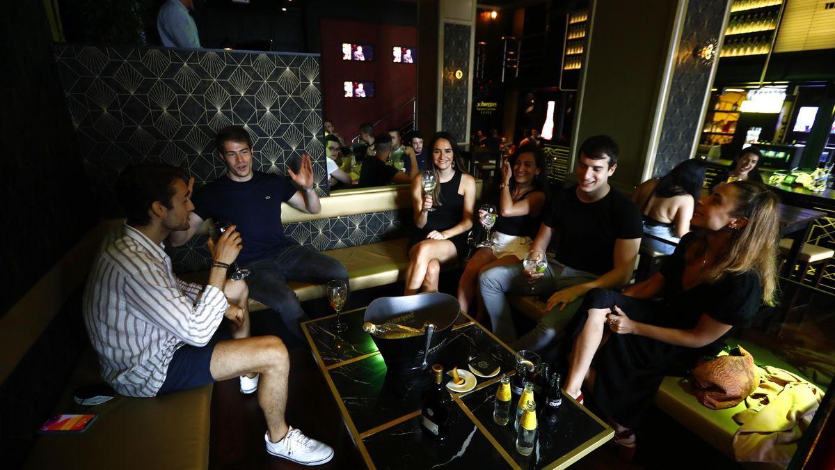 Un grupo de jóvenes, en el bar Gabana, en Zaragoza, a principios de junio
