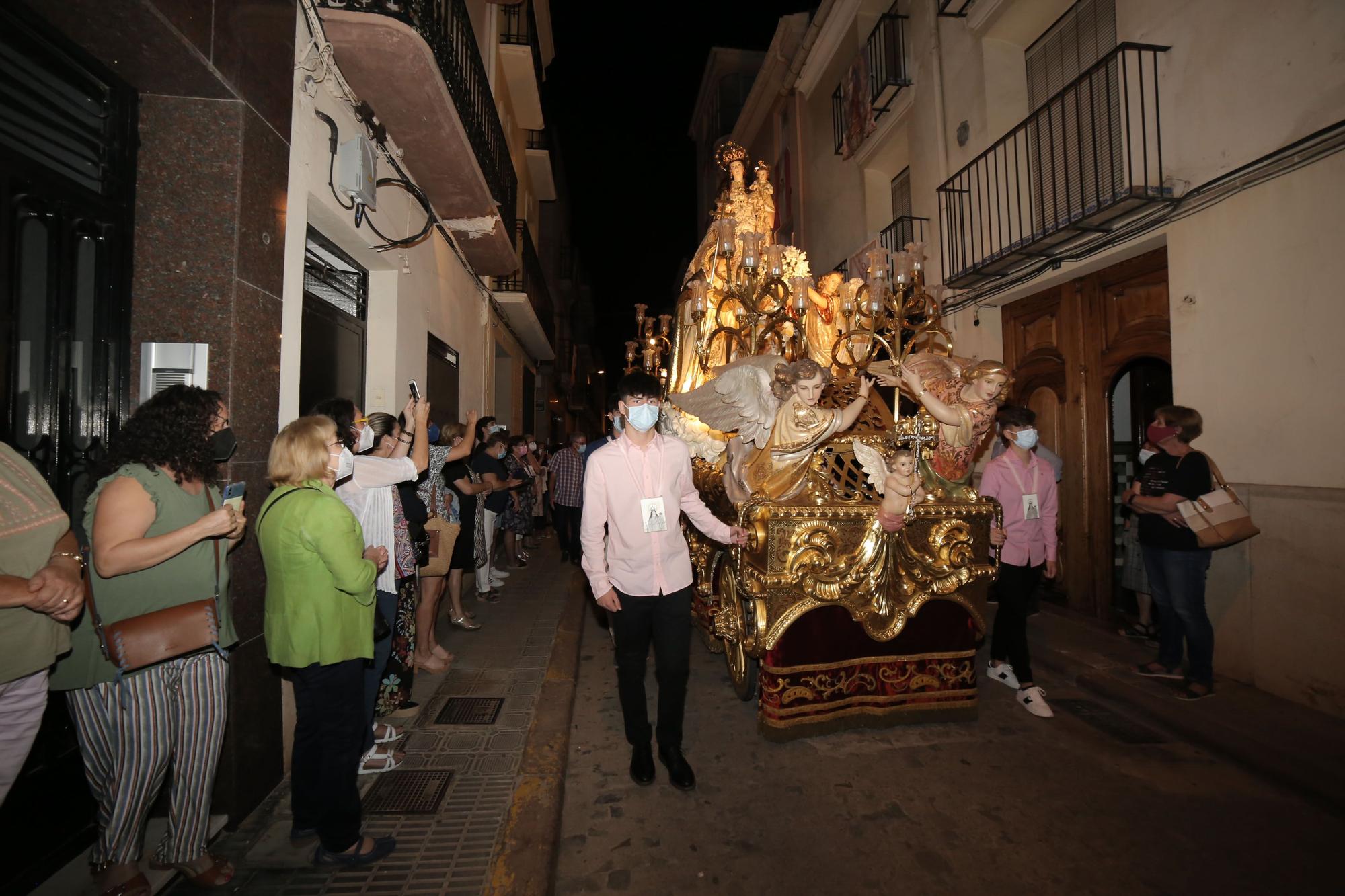 La Virgen del Rosario llega a la arciprestal para sus fiestas en Vila-real