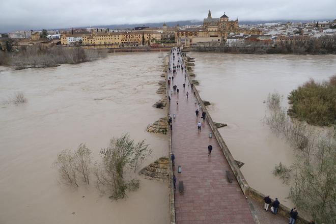 El río Guadalquivir supera los 5,5 metros a su paso por Córdoba