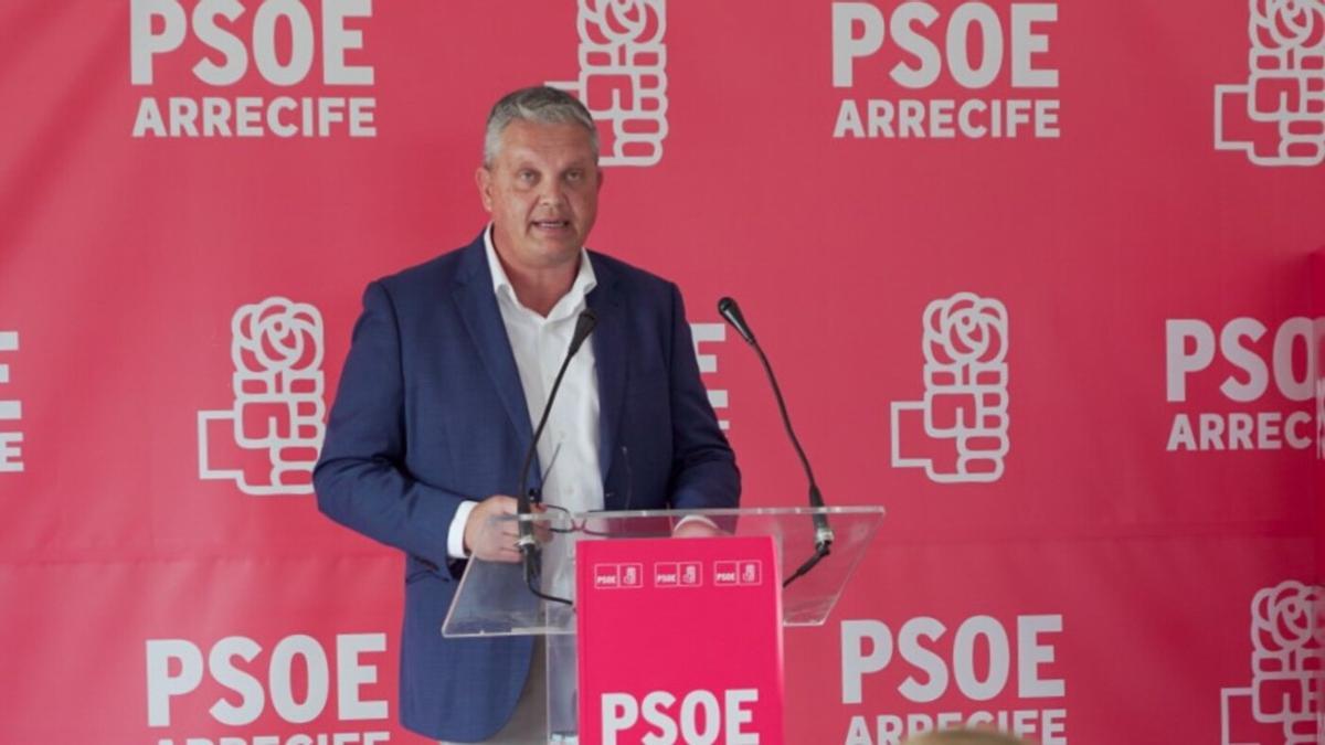 Alfredo Mendoza, portavoz del PSOE en el Ayuntamiento de Arrecife, durante la rueda de prensa este miércoles, 4 de junio