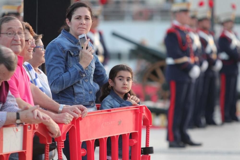 Honores a la bandera en el puerto