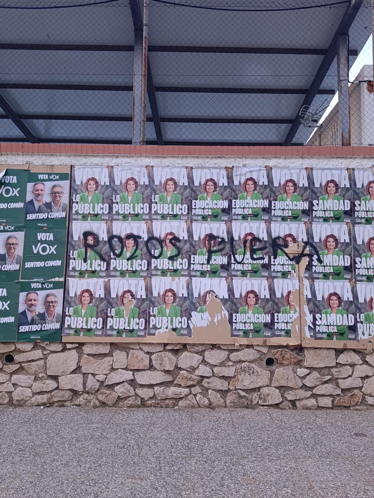 Carteles del PSOE Andalucía vandalizados en Antequera