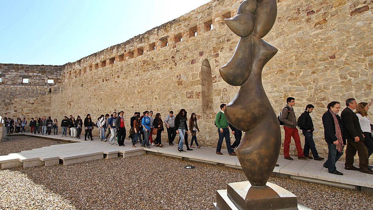 Escultura de Baltasar Lobo en los jardines del Castillo