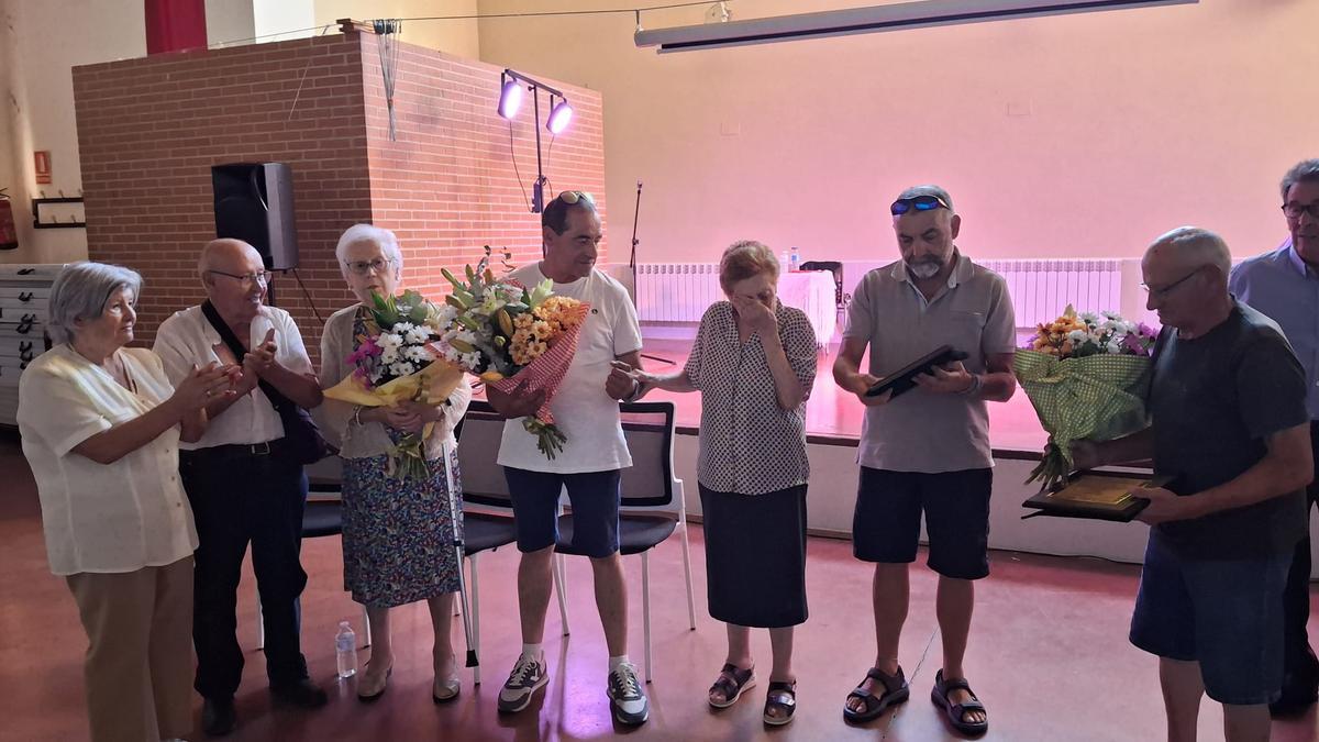Las homenajeadas reciben el ramo y la placa del ayuntamiento