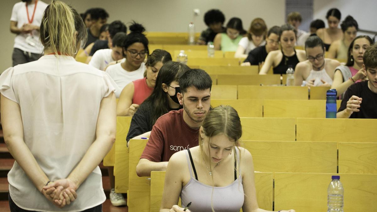 Aspirantes a entrar en la universidad, durante los exámenes de selectividad de pasado junio.