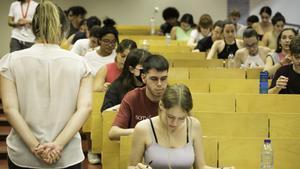 Aspirantes a entrar en la universidad, durante los exámenes de selectividad de pasado junio, en la UPF.