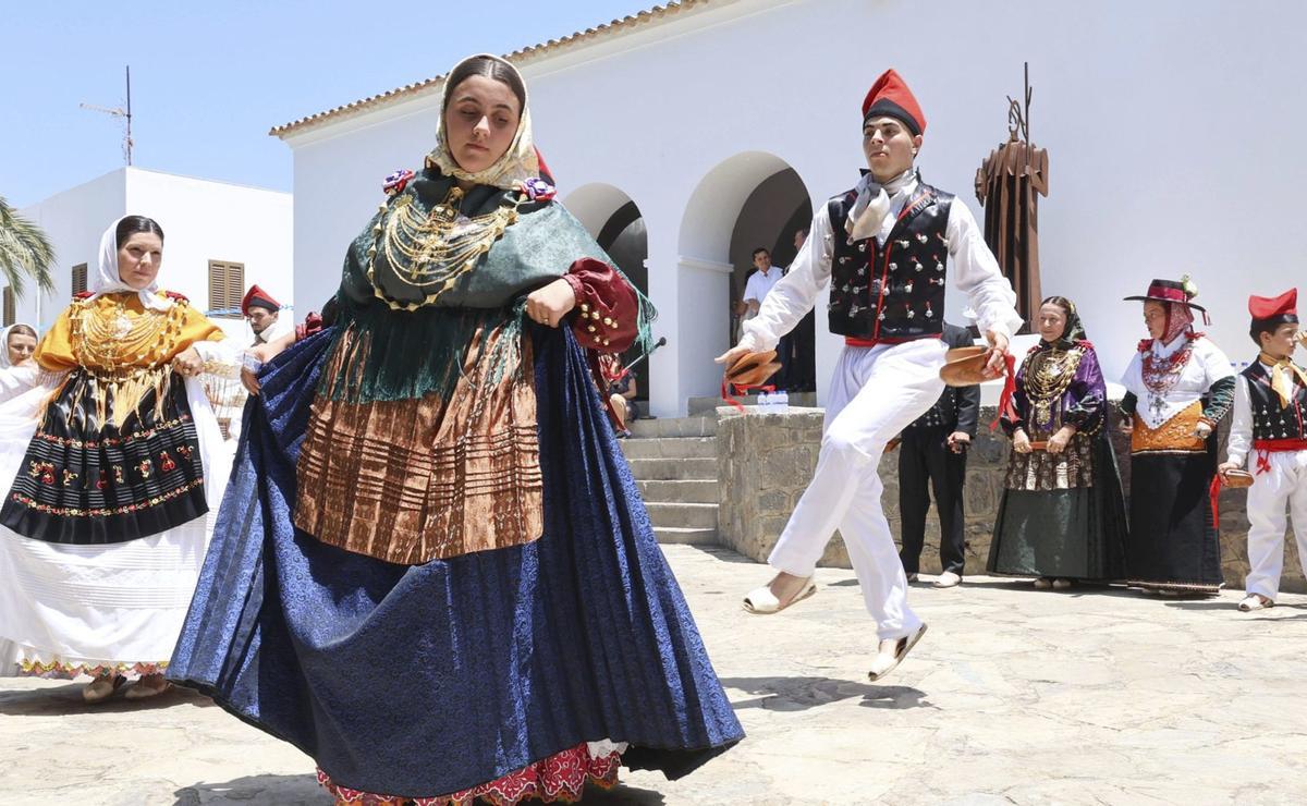 Sa Colla de Labritja es la encargada de la representación de ‘ball pagès’. |  | J. A. RIERA