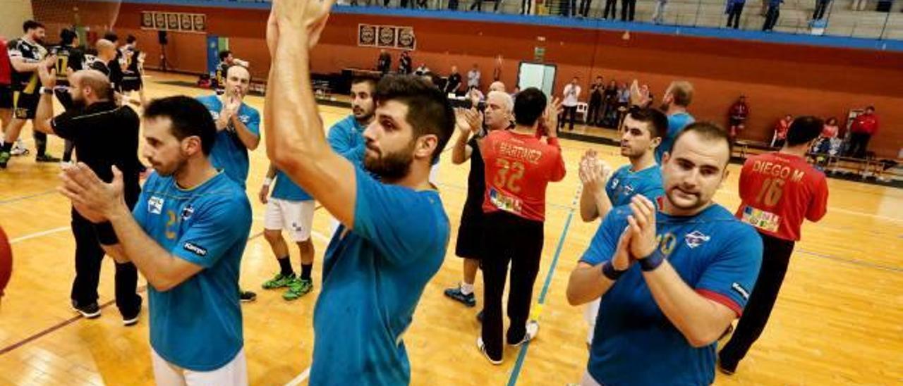 Los jugadores despidieron a la afición con aplausos agradeciendo su apoyo en un encuentro duro y emocionante.