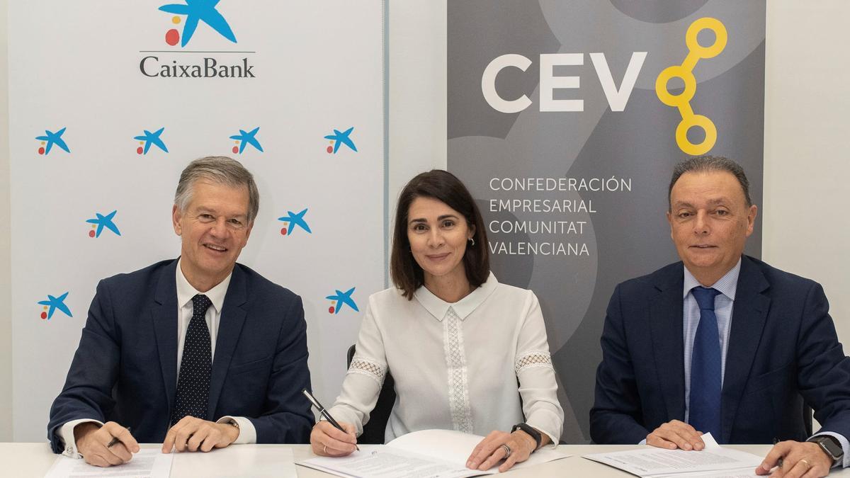 Xicu Costa, Paula San Luis y Salvador Navarro, durante la firma del convenio