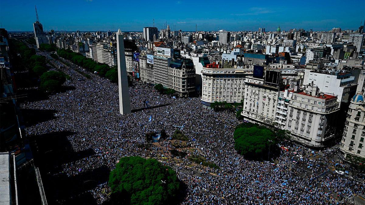 Los aficionados argentinos esperan a sus héroes junto al Obelisco
