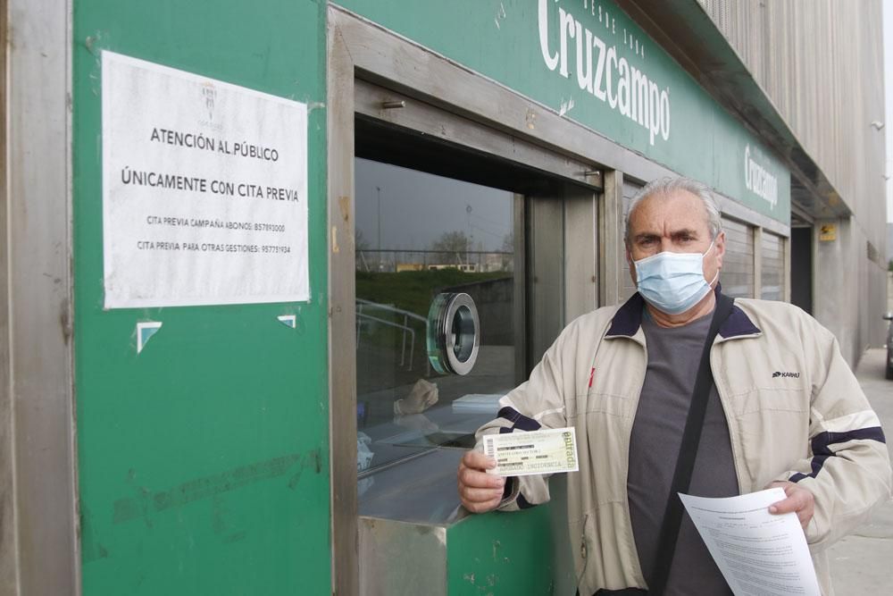 Los aficionados del Córdoba CF comienza a recoger las entradas del partido del domingo.