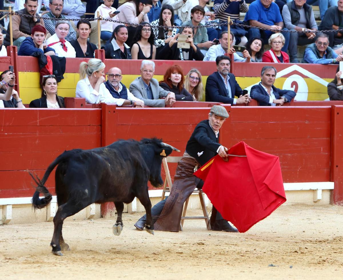 Momento del inicio de la faena de muleta con la silla en la quinta vaca de El Inclusero