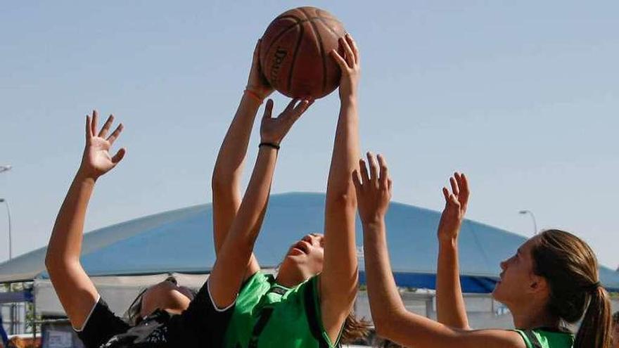 Una jugada de una de las semifinales cadete.