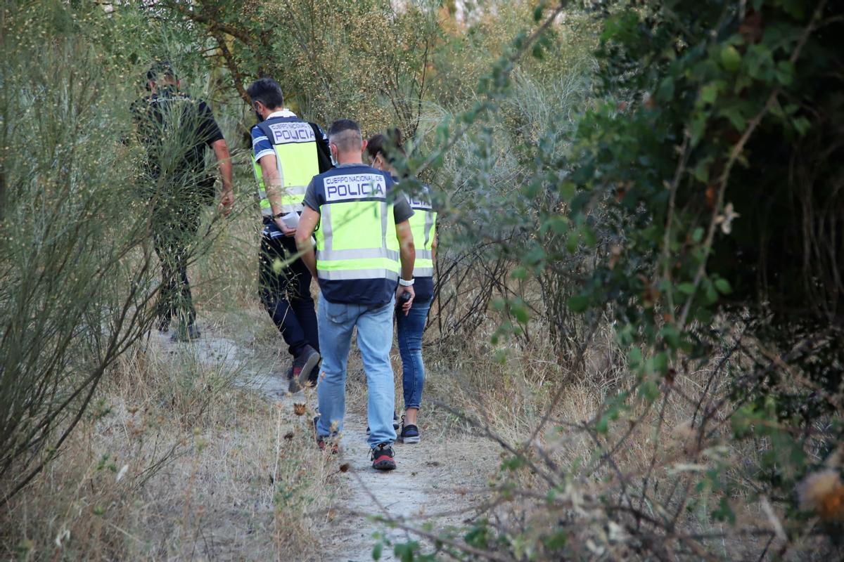 Agentes de la Policía Nacional durante la búsqueda de un desparecido en la misma zona, hace unos años.