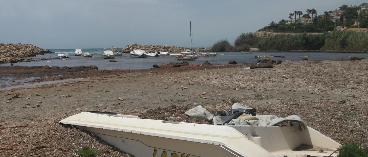 Una de las embarcaciones abandonadas en Cala Baeza afectada por la iniciativa del Ayuntamiento para recuperar la zona.