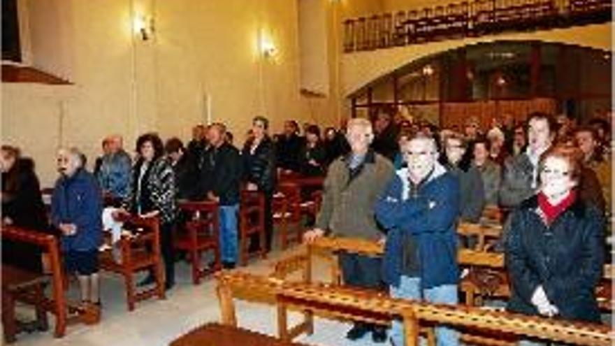 Els fidels que van assistir a l&#039;església de Santa Coloma de Farners.