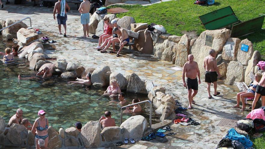 Bañistas en la Burga de Canedo, actualmente abierta al uso. |   // IÑAKI OSORIO