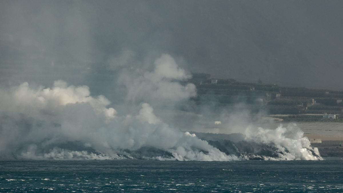 La lava llega al océano y forma ya un delta que sigue expandiéndose.