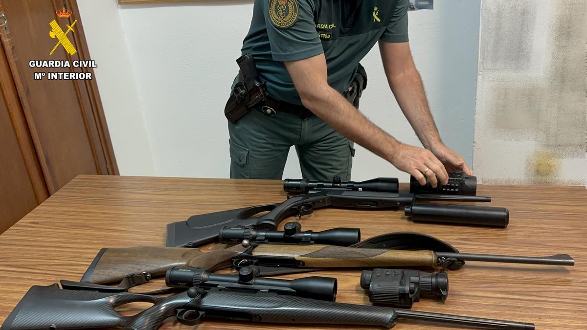 Rifles incautados por la Guardia Civil a los cazadores furtivos